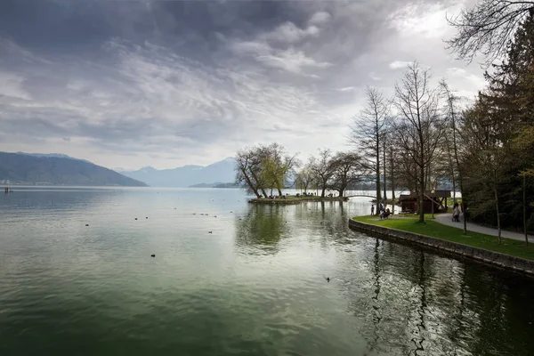 Villette-park pe malul lacului Zug în ziua de primăvară tulbure . — Fotografie, imagine de stoc