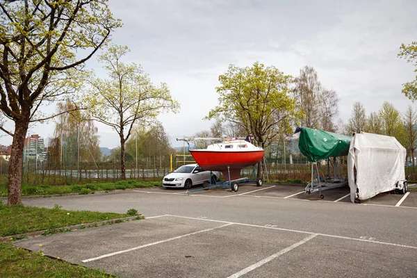 Estacionamiento de barcos y coches. Ciudad de Cham, cantón de Zug, Suiza, Europa . — Foto de Stock