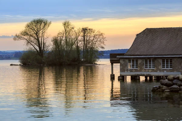 View of the lake Zug in the spring during sunset. Town of Zug, canton of Zug, Switzerland. — Stock Photo, Image