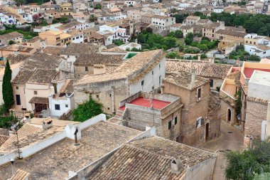 Kale duvarından görüldüğü gibi Capdepera eski Belediyesi hava görünümünü. Ada Majorca, İspanya.