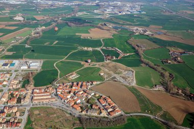 Sıcak hava balonundan Calldetenes köyüne doğru bakın. Vic 'in banliyösü. Katalonya, İspanya.