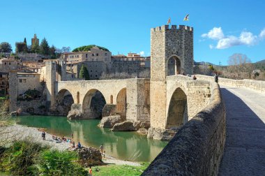 Nehri Besalu Ortaçağ şehri, eyaleti Girona, İspanya Fluvia eski köprü.