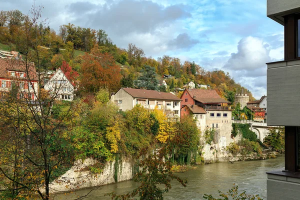 旧市街とアレ川の眺め。スイスのオーガウ州ブルグの町. — ストック写真