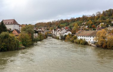 Tarihi merkez ve Aare nehri, Casinobruecke Köprüsü 'nden görülüyor. Brugg kasabası, İsviçre kantonu Aargau, İsviçre, Avrupa.