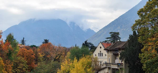 Sonbaharda kasabanın panoramik manzarası. Merano, İtalya. — Stok fotoğraf
