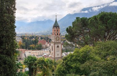 Sonbaharda Alpler 'in arka planında Aziz Nicholas Kilisesi. Merano, İtalya.