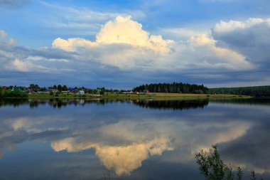 Visim, Sverdlovsk Bölgesi, Urallar, Rusya 'daki gölde güzel bir yaz günbatımı.