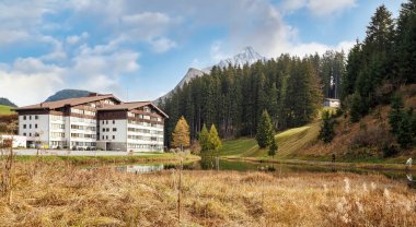 Bulutlu bir sonbahar gününde Alp köyü Warth. Vorarlberg Eyaleti, Avusturya.