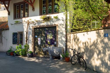 İlkbaharda resim gibi tarihi bir mahalle. Basel, İsviçre.