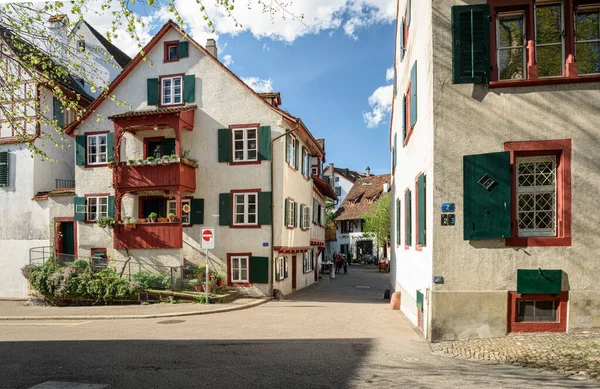 Malownicza historyczna okolica na wiosnę. Bazylea, Szwajcaria. — Zdjęcie stockowe