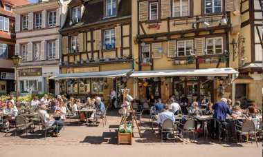 Tarihi merkezde bir restoran. Colmar, Fransa.