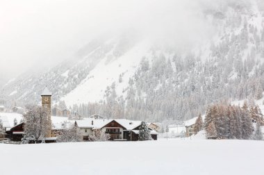 Alp köyü Tschierv 'de şiddetli kar yağışı var. Graubuenden Kantonu, İsviçre.