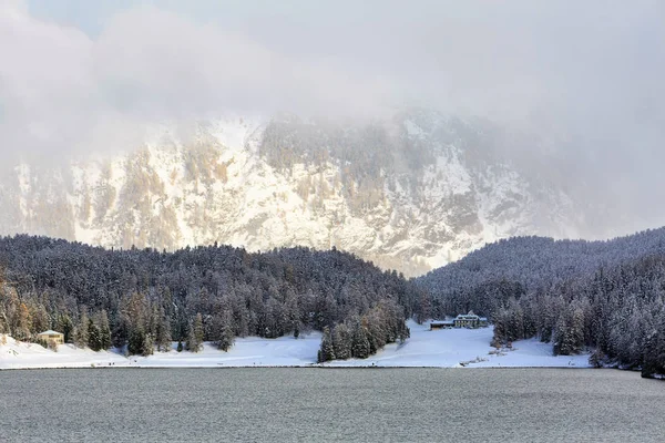 Ośrodek wysokogórski St. Moritz nad jeziorem St. Mortitz zimą. Kanton Graubuenden, Szwajcaria. — Zdjęcie stockowe