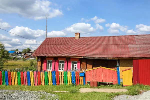 漆得光彩夺目的摇摇晃晃的木头房子. 俄罗斯斯维尔德洛夫斯克州Visim村 — 图库照片