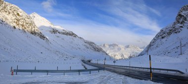 Julier Geçidi kışın yüksek dağlık yolda. İsviçre.