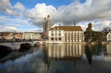 Grossmuenster Kilisesi - İsviçre 'nin Zuerich şehrinin en tanınmış simgesi..