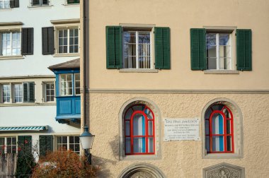 ZUERİH, SWitness ZERLAND 9 Kasım 2019. Zuerich 'in tarihi merkezinde, Zwingli meydanında, 13. yüzyılda Haus zum Gölü adında bir ortaçağ evi. Zuerich, İsviçre.