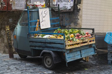Kamyon arka meyve ile. İtalya. Yatay biçimi