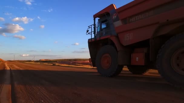 Dump truck rides on the road to the quarry. Moving camera. — Stock Video