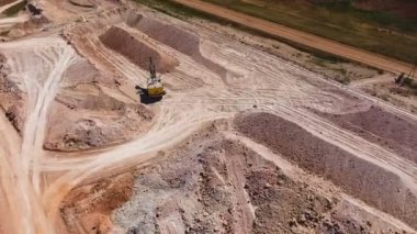 Cevheri depolama. Ekskavatör cevheri yükler. Kuş görünümü göz.