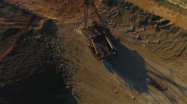 Yürüyen Ekskavatör cevheri çizer. Gün batımı. Kuş görünümü göz.