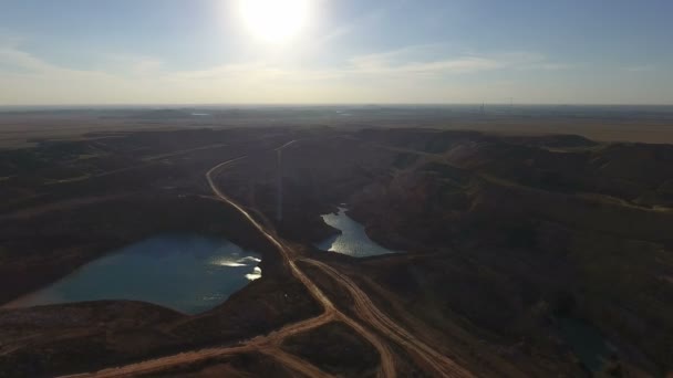 Panorama van de steengroeve. Stuwmeer. Zonsondergang. Horizon. Ontwikkeling van mineralen. — Stockvideo