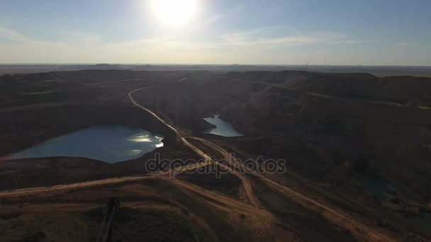 Boom madencilik. Ekskavatör cevheri yükler. Panorama. Yapay göl. Gün batımı. Mineraller gelişimi. — Stok video