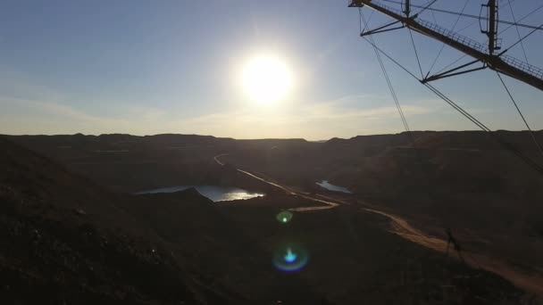 Mijnbouw boom. Graafmachine ladingen erts. Panorama. Stuwmeer. Zonsondergang. Ontwikkeling van mineralen. — Stockvideo