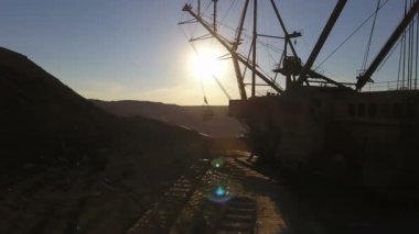 Boom madencilik. Ekskavatör cevheri yükler. Panorama. Yapay göl. Gün batımı. Mineraller gelişimi.