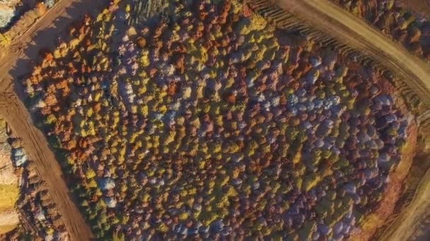 Mosaïque multicolore. Une vue d'oiseau. Jetons de la carrière. L'écologie. Pollution de l'environnement. Panorama .