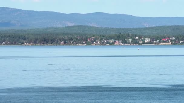 Lieu de chute de météorite. Lac Chebarkul. Forêt de montagne. Panorama. Ciel gris. Petit brouillard. Brume .