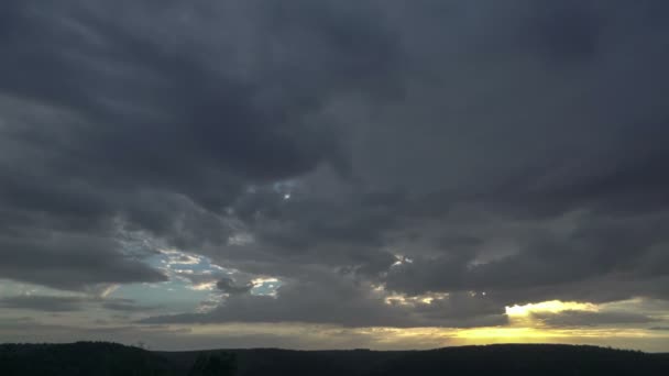 もみのトップス。山の松林。灰色の空。雲の切れ間から太陽の光。ウラル山脈。パノラマ. — ストック動画
