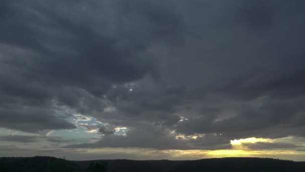 Toppar av granar. Mountain tallskog. Grå himmel. Solljus genom molnen. Uralbergen. Panorama. — Stockvideo