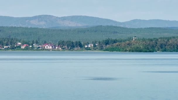 Lugar de caída del meteorito. Lago Chebarkul. Bosque de montaña. Panorama. Cielo gris. Niebla pequeña. Haze. . — Vídeos de Stock