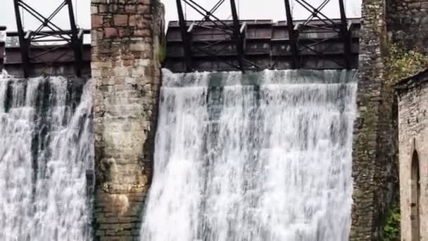Cachoeira na floresta de outono. Usina hidrelétrica antiga . — Vídeo de Stock