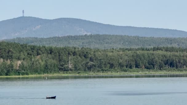 Motorbåt rider på en mountain river. Plats av meteorit faller. Chebarkul sjön. Fjällskog. Panorama. Grå himmel. Liten fog. Haze. Hösten i Uralbergen. — Stockvideo