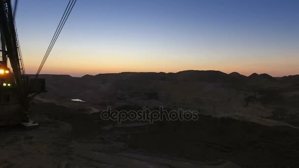 Boom eines fahrenden Baggers. Panorama. Sonnenuntergang. meins. Blick aus der Drohne. — Stockvideo