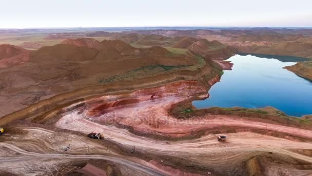 Panorama de la carrière. Lac artificiel. Coucher de soleil. Horizon. Développement des minéraux . — Video