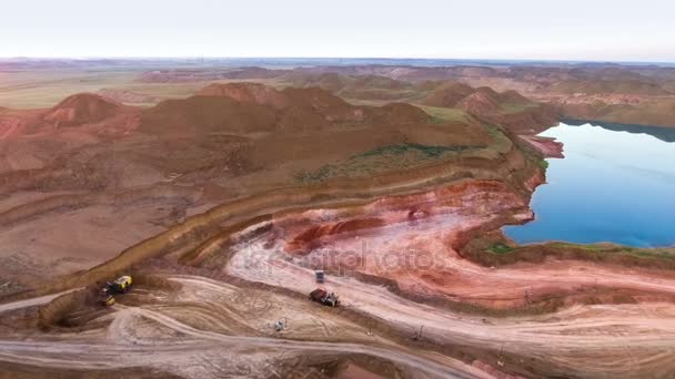 Panorama z lomu. Umělé jezero. Západ slunce. Horizont. Vznik minerálů. — Stock video