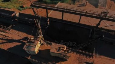 Kırma ve bitki boyutlandırma. Mineral kaynakları işlenmesi. Ekskavatör cevheri arabadan kaldırır. Panorama. Yukarıdan görüntüleyin. Casus uçak.