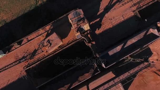 Zdrobirea şi dimensionarea plantei. Prelucrarea resurselor minerale. Excavatorul descarcă minereu din maşină. Panorama. Vedere de sus. Drone . — Videoclip de stoc