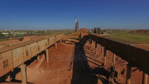 Planta de trituración y dimensionamiento. Procesamiento de recursos minerales. Panorama. Vista desde arriba. Drone. . — Vídeo de stock