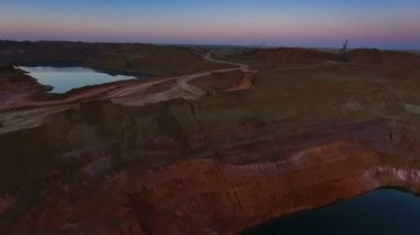 Taş ocağı Panoraması. Yapay göl. Gün batımı. Ufuk. Mineraller gelişimi.