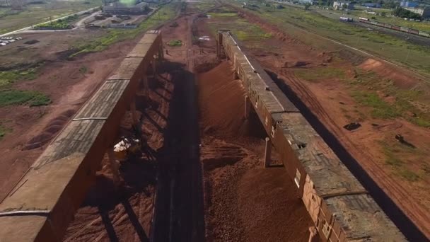 Installation de concassage et de calibrage. Traitement des ressources minérales. Panorama. Vue d'en haut. Un drone . — Video