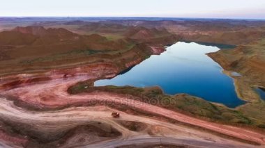 Taş ocağı Panoraması. Yapay göl. Gün batımı. Ufuk. Mineraller gelişimi.