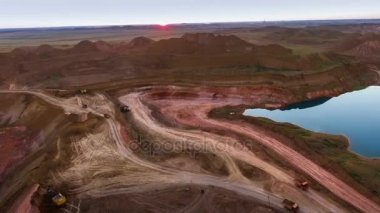Taş ocağı Panoraması. Yapay göl. Gün batımı. Ufuk. Mineraller gelişimi.