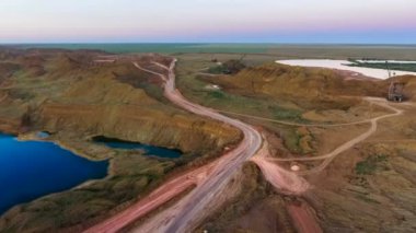 Taş ocağı Panoraması. Yapay göl. Gün batımı. Ufuk. Mineraller gelişimi.