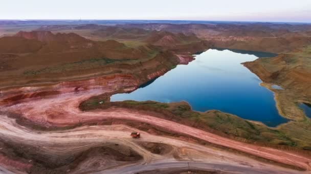 Panorama z lomu. Umělé jezero. Západ slunce. Horizont. Vznik minerálů. — Stock video