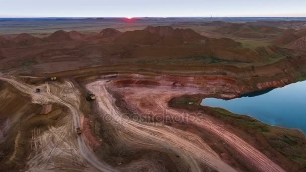 Panorama de la cantera. Lago artificial. Puesta de sol. Horizonte. Desarrollo de minerales . — Vídeo de stock