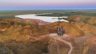 Taş ocağı Panoraması. Yapay göl. Gün batımı. Ufuk. Mineraller gelişimi.